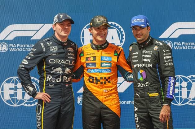 l-r: Zweiter Startplatz beim Rennen, Max Verstappen (Oracle Red Bull Racing 1), Winner des Qualifying Lando Norris (McLaren Formula 1 Team 4) sichert sich die Pole Position beim Rennen und Carlos Sainz jr. (Atlassian Williams Racing 55) mit dem dritten Startplatz, Grosser Preis von Las Vegas, Motorsport, Herren, Formel 1, Qualifying, 21.11.2025 Las Vegas Nevada USA