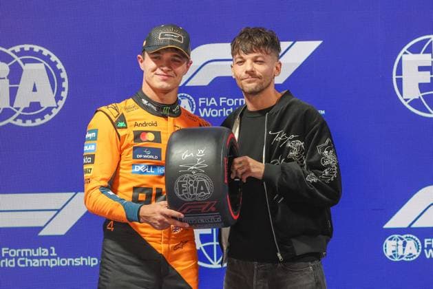 Winner des Qualifying, Lando Norris (McLaren Formula 1 Team 4) mit dem Pole Position Award und Musiker Louis Tomlinson, Grosser Preis von Las Vegas, Motorsport, Herren, Formel 1, Qualifying, 21.11.2025 Las Vegas Nevada USA