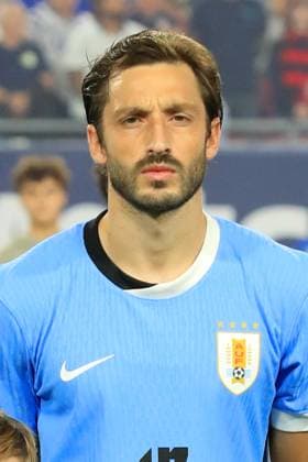 TAMPA, FL - NOVEMBER 18: Uruguay s Defenseman Matias Vina (17) poses before the International Friendly, Länderspiel, Nationalmannschaft match between the Uruguay Men s national team, Nationalteam and the United States of America Men s national team on November 18, 2025 at Raymond James Stadium in Tampa, Florida. (Photo by Cliff Welch Icon Sportswire) SOCCER: NOV 18 USA vs Uruguay EDITORIAL USE ONLY Icon357251118037