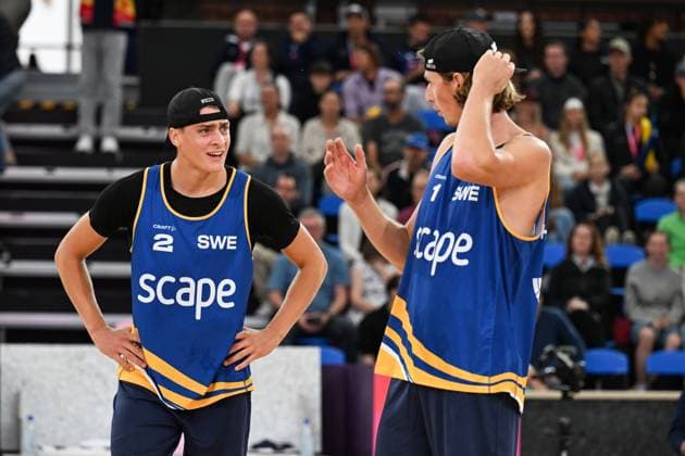 251122 Jacob Hölting Nilsson and Elmer Andersson of Sweden look dejected after reacting to a line call during The Beach volleyball, Beachvolleyball World Championships Semi Final on November 22, 2025 in Adelaide. Photo: Michael Errey BILDBYRAN kod XY XY0085 beachvolleyboll beach volleyball sandvolleyball world championships semi finals bbeng semifinal Copyright: MichaelxErrey BB251122BB191