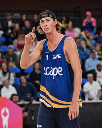 251122 Jacob Hölting Nilsson of Sweden signals a challenge to the umpire during The Beach volleyball, Beachvolleyball World Championships Semi Final on November 22, 2025 in Adelaide. Photo: Michael Errey BILDBYRAN kod XY XY0085 beachvolleyboll beach volleyball sandvolleyball world championships semi finals bbeng semifinal Copyright: MichaelxErrey BB251122BB193