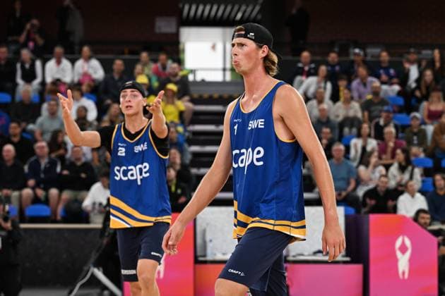251122 Jacob Hölting Nilsson and Elmer Andersson of Sweden look dejected after losing a line call during The Beach volleyball, Beachvolleyball World Championships Semi Final on November 22, 2025 in Adelaide. Photo: Michael Errey BILDBYRAN kod XY XY0085 beachvolleyboll beach volleyball sandvolleyball world championships semi finals bbeng semifinal Copyright: MichaelxErrey BB251122BB194