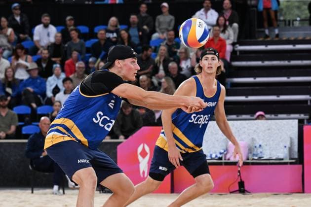 251122 Elmer Andersson of Sweden sets a ball for Jacob Hölting Nilsson of Sweden during The Beach volleyball, Beachvolleyball World Championships Semi Final on November 22, 2025 in Adelaide. Photo: Michael Errey BILDBYRAN kod XY XY0085 beachvolleyboll beach volleyball sandvolleyball world championships semi finals bbeng semifinal Copyright: MichaelxErrey BB251122BB196