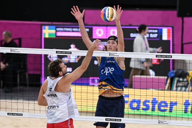 251122 Jacob Hölting Nilsson of Sweden blocks a ball during The Beach volleyball, Beachvolleyball World Championships Semi Final on November 22, 2025 in Adelaide. Photo: Michael Errey BILDBYRAN kod XY XY0085 beachvolleyboll beach volleyball sandvolleyball world championships semi finals bbeng semifinal Copyright: MichaelxErrey BB251122BB197
