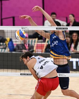 251122 Jacob Hölting Nilsson of Sweden blocks a French smash during The Beach volleyball, Beachvolleyball World Championships Semi Final on November 22, 2025 in Adelaide. Photo: Michael Errey BILDBYRAN kod XY XY0085 beachvolleyboll beach volleyball sandvolleyball world championships semi finals bbeng semifinal Copyright: MichaelxErrey BB251122BB198