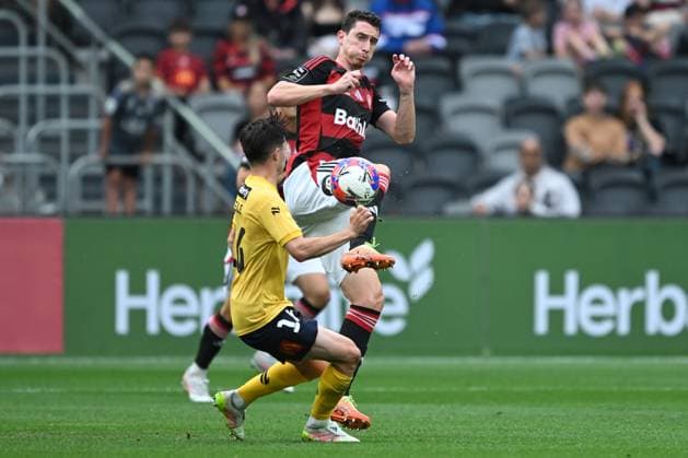 ALEAGUE WANDERERS MARINERS, Bozhidar Kraev of the Wanderers and Harry Steele Central Coast Mariners comp ete for the ball during the A-League Men Round 5 match between the Western Sydney Wanderers and the Central Coast Mariners at CommBank Stadium in Sydney, Saturday, November 22, 2025. ( NO ARCHIVING, EDITORIAL USE ONLY SYDNEY NEW SOUTH WALES AUSTRALIA  Copyright: xDEANxLEWINSx 20251122134554696976