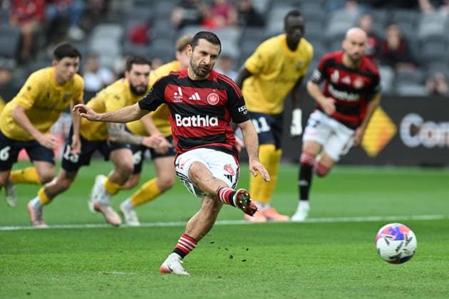 ALEAGUE WANDERERS MARINERS, Kosta Barbarouses of the Wanderers scores with this penalty goal during the A-League Men Round 5 match between the Western Sydney Wanderers and the Central Coast Mariners at CommBank Stadium in Sydney, Saturday, November 22, 2025. ( NO ARCHIVING, EDITORIAL USE ONLY SYDNEY NEW SOUTH WALES AUSTRALIA  Copyright: xDEANxLEWINSx 20251122173505559790