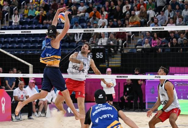 251122 Jacob Hölting Nilsson of Sweden blocks during The Beach volleyball, Beachvolleyball World Championships Semi Final on November 22, 2025 in Adelaide. Photo: Michael Errey BILDBYRAN kod XY XY0085 beachvolleyboll beach volleyball sandvolleyball world championships semi finals bbeng semifinal Copyright: MichaelxErrey BB251122BB206