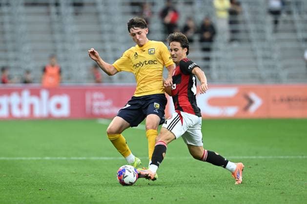 ALEAGUE WANDERERS MARINERS, Bailey Brandtman of the Mariners and Aidan Simmons of the Wanderers during the A-League Men Round 5 match between the Western Sydney Wanderers and the Central Coast Mariners at CommBank Stadium in Sydney, Saturday, November 22, 2025. ( NO ARCHIVING, EDITORIAL USE ONLY SYDNEY NEW SOUTH WALES AUSTRALIA  Copyright: xDEANxLEWINSx 20251122190976784894
