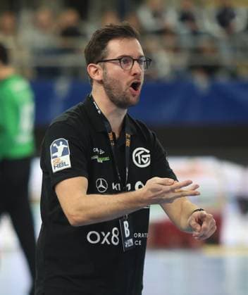 Bietigheim , Handball 2. Bundesliga SG BBM Bietigheim vs. TV Grosswallstadt , Trainer Andre Lohrbach ( Großwallstadt )