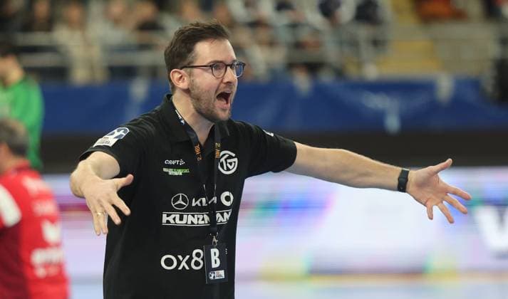 Bietigheim , Handball 2. Bundesliga SG BBM Bietigheim vs. TV Grosswallstadt , Trainer Andre Lohrbach ( Großwallstadt )