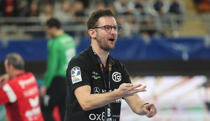 Bietigheim , Handball 2. Bundesliga SG BBM Bietigheim vs. TV Grosswallstadt , Trainer Andre Lohrbach ( Großwallstadt )