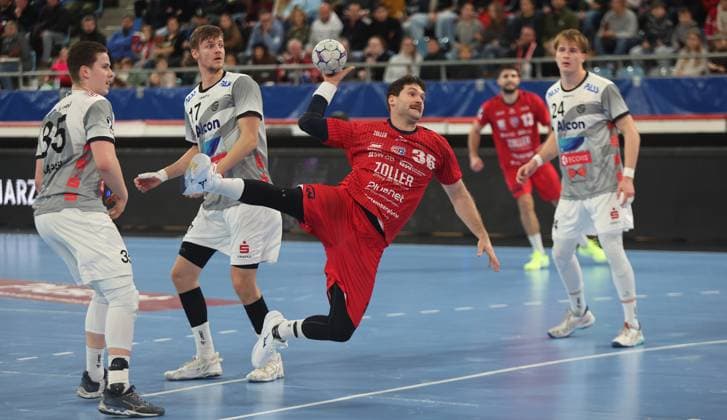 Bietigheim , Handball 2. Bundesliga SG BBM Bietigheim vs. TV Grosswallstadt , mitte: Jonathan Fischer ( BBM )