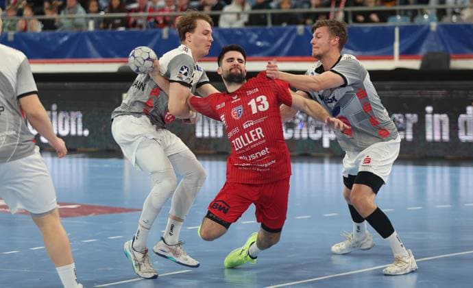 Bietigheim , Handball 2. Bundesliga SG BBM Bietigheim vs. TV Grosswallstadt ,von links: Ben Battermann ( Gross ) Juan de la Pena ( BBM ) Sebastian Trost ( Gross )