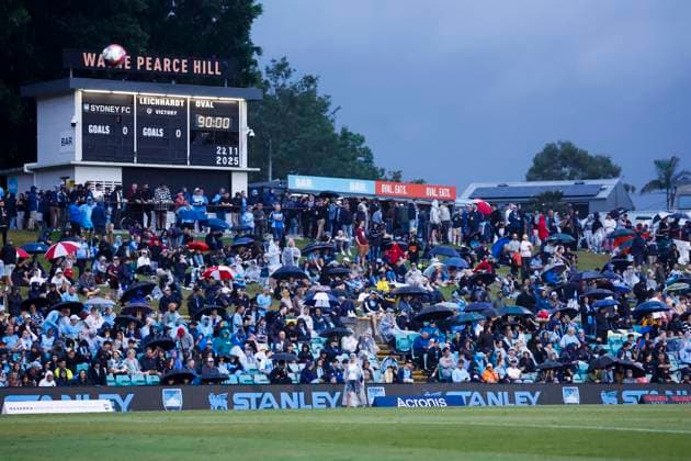 ALEAGUE SYDNEY VICTORY, A generalview of crowd ahead of the A-League Men Round 5 match between Sydney FC and Melbourne Victory at Leichhardt Oval in Sydney, Saturday, November 22, 2025. ( NO ARCHIVING, EDITORIAL USE ONLY SYDNEY NEW SOUTH WALES AUSTRALIA  Copyright: xMARKxEVANSx 20251122159735661053