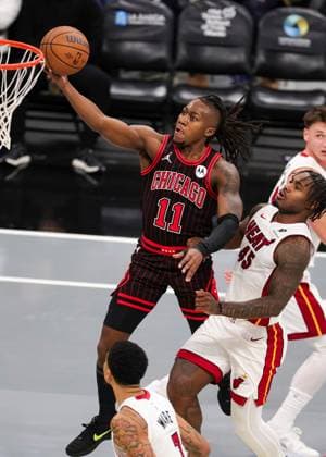 (251122) -- CHICAGO, Nov. 22, 2025 -- Ayo Dosunmu (L) of Chicago Bulls drives to the basket during the 2025-2026 NBA, Basketball Herren, USA Cup group match between Chicago Bulls and Miami Heat in Chicago, the United States, on Nov. 21, 2025. (Photo by Xinhua) (SP)U.S.-CHICAGO-BASKETBALL-NBA CUP-BULLS VS HEAT JoelxLerner 