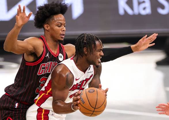 (251122) -- CHICAGO, Nov. 22, 2025 -- Davion Mitchell (R) of Miami Heat vies with Isaac Okoro of Chicago Bulls during the 2025-2026 NBA, Basketball Herren, USA Cup group match between Chicago Bulls and Miami Heat in Chicago, the United States, on Nov. 21, 2025. (Photo by Xinhua) (SP)U.S.-CHICAGO-BASKETBALL-NBA CUP-BULLS VS HEAT JoelxLerner 