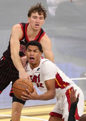 (251122) -- CHICAGO, Nov. 22, 2025 -- Matas Buzelis (top) of Chicago Bulls vies with Dru Smith of Miami Heat during the 2025-2026 NBA, Basketball Herren, USA Cup group match between Chicago Bulls and Miami Heat in Chicago, the United States, on Nov. 21, 2025. (Photo by Xinhua) (SP)U.S.-CHICAGO-BASKETBALL-NBA CUP-BULLS VS HEAT JoelxLerner 