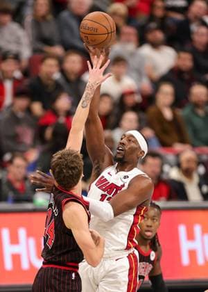 (251122) -- CHICAGO, Nov. 22, 2025 -- Bam Adebayo (top) of Miami Heat shoots the ball during the 2025-2026 NBA, Basketball Herren, USA Cup group match between Chicago Bulls and Miami Heat in Chicago, the United States, on Nov. 21, 2025. (Photo by Xinhua) (SP)U.S.-CHICAGO-BASKETBALL-NBA CUP-BULLS VS HEAT JoelxLerner 