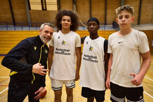 Marc Salzer (Ehemaliger Trainer & jetzt Jugendkoordinator MHP Riesen Ludwigsburg) mit dem Team Why Not Siegerehrung 2. Platz GER, Basketball um Mitternacht, MHP Riesen Ludwigsburg, Basketball, 21.11.2025 GER, Basketball um Mitternacht, MHP Riesen Ludwigsburg, Basketball, 21.11.2025 Ludwigsburg Copyright: xEibner-Pressefoto xFrancescoxConx