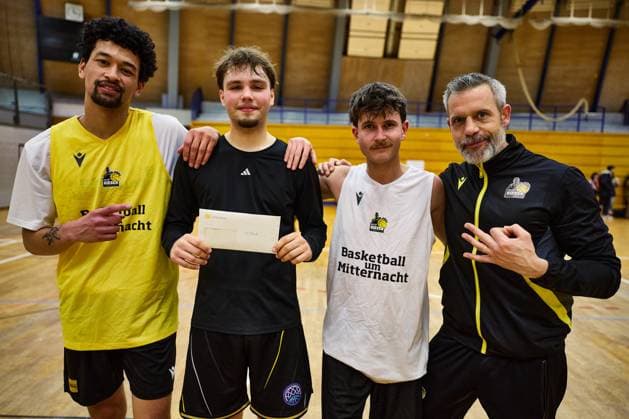 Atreju Britsch (MHP Riesen Ludwigsburg), Marc Salzer (Ehemaliger Trainer & jetzt Jugendkoordinator MHP Riesen Ludwigsburg) Siegerehrung des 1. Platz GER, Basketball um Mitternacht, MHP Riesen Ludwigsburg, Basketball, 21.11.2025 GER, Basketball um Mitternacht, MHP Riesen Ludwigsburg, Basketball, 21.11.2025 Ludwigsburg Copyright: xEibner-Pressefoto xFrancescoxConx