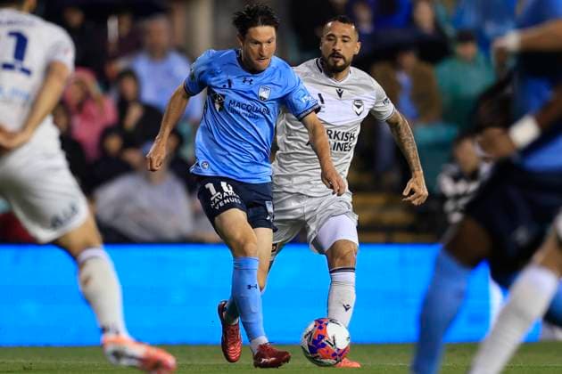 ALEAGUE SYDNEY VICTORY, Joseph Lolley of Sydney FC controls the ball during the A-League Men Round 5 match between Sydney FC and Melbourne Victory at Leichhardt Oval in Sydney, Saturday, November 22, 2025. ( NO ARCHIVING, EDITORIAL USE ONLY SYDNEY NEW SOUTH WALES AUSTRALIA  Copyright: xMARKxEVANSx 20251122189316861097