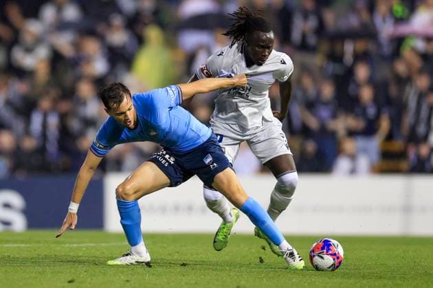 ALEAGUE SYDNEY VICTORY, Paul Okon-Engstler of Sydney FC and Jing Reec of Victory compete for the ball during the A-League Men Round 5 match between Sydney FC and Melbourne Victory at Leichhardt Oval in Sydney, Saturday, November 22, 2025. ( NO ARCHIVING, EDITORIAL USE ONLY SYDNEY NEW SOUTH WALES AUSTRALIA  Copyright: xMARKxEVANSx 20251122136575156683