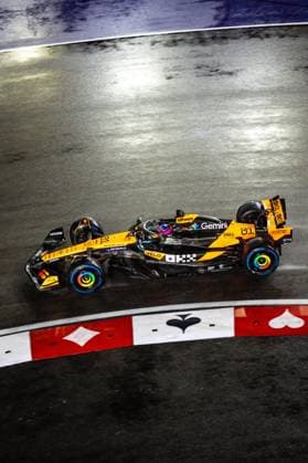 F1 - LAS VEGAS GRAND PRIX 2025 81 PIASTRI Oscar (aus), McLaren F1 Team MCL39, action during the 2025 Formula 1 Las Vegas Grand Prix, 22th round of the 2025 FIA Formula One World Championship, WM, Weltmeisterschaft from November 21 to 23, 2025 on the Las Vegas Strip Circuit, in Paradise, Nevada, United States of America - ParadiseUnited States  Copyright: xAndrÃ xFerreirax