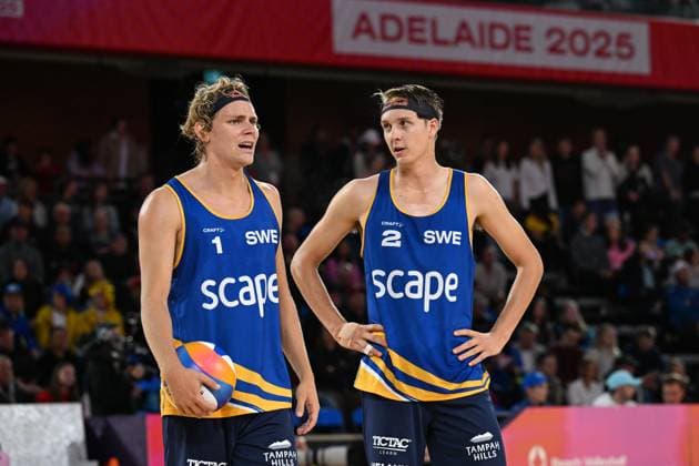 251122 Jonatan Hellvig and David Ahman of Sweden waiting on a line call review during The Beach volleyball, Beachvolleyball World Championships Semi Final on November 22, 2025 in Adelaide. Photo: Michael Errey BILDBYRAN kod XY XY0085 beachvolleyboll beach volleyball sandvolleyball world championships semi finals bbeng semifinal Copyright: MichaelxErrey BB251122BB238