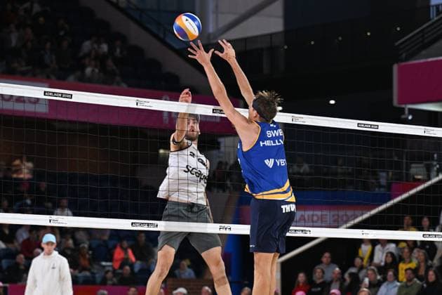 251122 Jonatan Hellvig of Sweden blocks during The Beach volleyball, Beachvolleyball World Championships Semi Final on November 22, 2025 in Adelaide. Photo: Michael Errey BILDBYRAN kod XY XY0085 beachvolleyboll beach volleyball sandvolleyball world championships semi finals bbeng semifinal Copyright: MichaelxErrey BB251122BB244