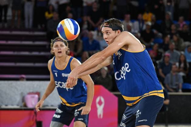251122 Jonatan Hellvig of Sweden sets a ball during The Beach volleyball, Beachvolleyball World Championships Semi Final on November 22, 2025 in Adelaide. Photo: Michael Errey BILDBYRAN kod XY XY0085 beachvolleyboll beach volleyball sandvolleyball world championships semi finals bbeng semifinal Copyright: MichaelxErrey BB251122BB256