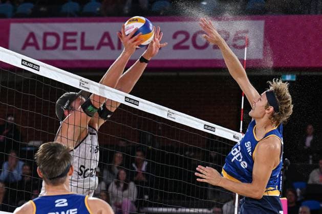 251122 David Ahman of Sweden smashes a ball through his opponent during The Beach volleyball, Beachvolleyball World Championships Semi Final on November 22, 2025 in Adelaide. Photo: Michael Errey BILDBYRAN kod XY XY0085 beachvolleyboll beach volleyball sandvolleyball world championships semi finals bbeng semifinal Copyright: MichaelxErrey BB251122BB261