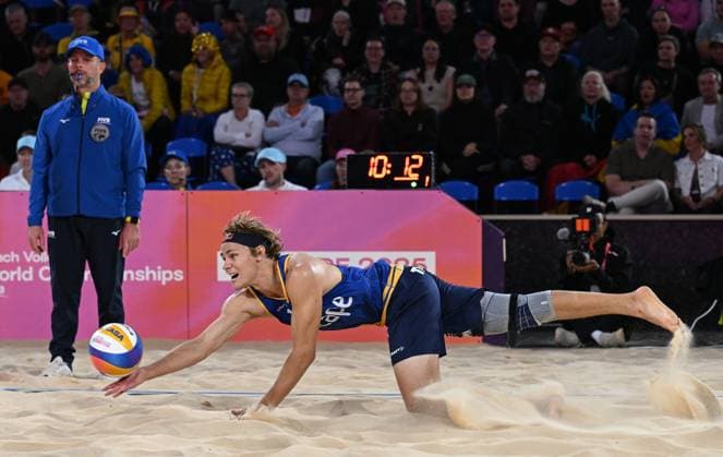 251122 David Ahman of Sweden at full stretch during The Beach volleyball, Beachvolleyball World Championships Semi Final on November 22, 2025 in Adelaide. Photo: Michael Errey BILDBYRAN kod XY XY0085 beachvolleyboll beach volleyball sandvolleyball world championships semi finals bbeng semifinal Copyright: MichaelxErrey BB251122BB266