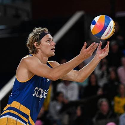 251122 David Ahman of Sweden sets himself to serve during The Beach volleyball, Beachvolleyball World Championships Semi Final on November 22, 2025 in Adelaide. Photo: Michael Errey BILDBYRAN kod XY XY0085 beachvolleyboll beach volleyball sandvolleyball world championships semi finals bbeng semifinal Copyright: MichaelxErrey BB251122BB280