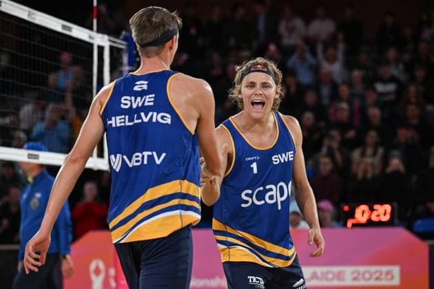 251122 Jonatan Hellvig and David Ahman of Sweden reacts on winning a point during The Beach volleyball, Beachvolleyball World Championships Semi Final on November 22, 2025 in Adelaide. Photo: Michael Errey BILDBYRAN kod XY XY0085 beachvolleyboll beach volleyball sandvolleyball world championships semi finals bbeng semifinal Copyright: MichaelxErrey BB251122BB283
