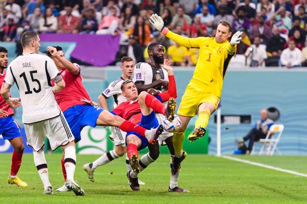 01.12.2022, Fussball Weltmeisterschaft 2022 in Katar, Vorrunde, 3.Spieltag, Costa Rica - Deutschland, Al-Bayt Stadium (Al-Khor), Tor zum 2:1 für Costa Rica, v.li: Niklas Süle (Deutschland), Joshua Kimmich (Deutschland), Oscar Duarte (Costa Rica), Juan Pablo Vargas (Costa Rica), Antonio Rüdiger (Deutschland), Torwart Manuel Neuer (Deutschland). *** 01 12 2022, Football World Cup 2022 in Qatar, preliminary round, match day 3, Costa Rica Germany, Al Bayt Stadium Al Khor , goal to 2 1 for Costa Rica, from left Niklas Süle Germany , Joshua Kimmich Germany , Oscar Duarte Costa Rica , Juan Pablo Vargas Costa Rica , Antonio Rüdiger Germany , goalkeeper Manuel Neuer Germany