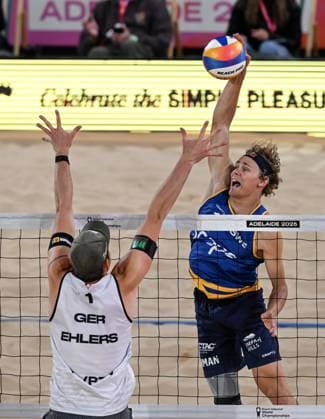 251122 David Ahman of Sweden smashes during The Beach volleyball, Beachvolleyball World Championships Semi Final on November 22, 2025 in Adelaide. Photo: Michael Errey BILDBYRAN kod XY XY0085 beachvolleyboll beach volleyball sandvolleyball world championships semi finals bbeng semifinal Copyright: MichaelxErrey BB251122BB291