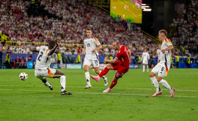 29.06.2024, Fussball UEFA EURO, EM, Europameisterschaft,Fussball 2024, Achtelfinale, Deutschland - Dänemark, in der BVB-Arena Dortmund, Christian Eriksen (Dänemark) gegen v.l. Antonio Rüdiger (Deutschland), Nico Schlotterbeck (Deutschland) und Joshua Kimmich (Deutschland) *** 29 06 2024, Football UEFA EURO 2024, Round of 16, Germany Denmark, in the BVB Arena Dortmund, Christian Eriksen Denmark against f l Antonio Rüdiger Germany , Nico Schlotterbeck Germany and Joshua Kimmich Germany