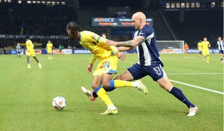 Sidi Sane am Ball, Toni Leistner Zweikampf Spielszene Aktion Fußball Fussball DFL 2.Bundesliga Herren 13. Spieltag Saison 2025 2026 21.11.2025 Hertha BSC Berlin vs. Eintracht Braunschweig BTSV DFL regulations prohibit any use of photographs as image sequences and or quasi-video