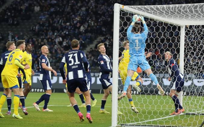 Torwart Tjark Ernst fängt den Ball Zweikampf Spielszene Aktiion Fußball Fussball DFL 2.Bundesliga Herren 13. Spieltag Saison 2025 2026 21.11.2025 Hertha BSC Berlin vs. Eintracht Braunschweig BTSV DFL regulations prohibit any use of photographs as image sequences and or quasi-video