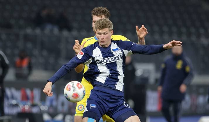 Luca Schuler am Ball, Kevin Ehlers Zweikampf Spielszene Aktion Fußball Fussball DFL 2.Bundesliga Herren 13. Spieltag Saison 2025 2026 21.11.2025 Hertha BSC Berlin vs. Eintracht Braunschweig BTSV DFL regulations prohibit any use of photographs as image sequences and or quasi-video