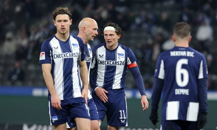 Linus Gechter, Fabian Reese redet mit Toni Leistner, Diego Demme Aktion Oberkörper Fußball Fussball DFL 2.Bundesliga Herren 13. Spieltag Saison 2025 2026 21.11.2025 Hertha BSC Berlin vs. Eintracht Braunschweig BTSV DFL regulations prohibit any use of photographs as image sequences and or quasi-video