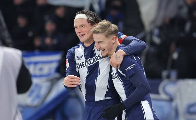 Marten Winkler jubelt nach 1:0 mit Fabian Reese Freude Emotion Jubel Fußball Fussball DFL 2.Bundesliga Herren 13. Spieltag Saison 2025 2026 21.11.2025 Hertha BSC Berlin vs. Eintracht Braunschweig BTSV DFL regulations prohibit any use of photographs as image sequences and or quasi-video