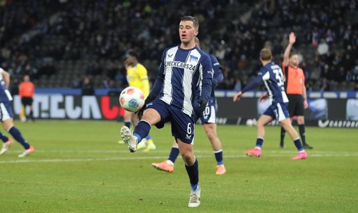 Diego Demme am Ball Einzelbild Freisteller Aktion Fußball Fussball DFL 2.Bundesliga Herren 13. Spieltag Saison 2025 2026 21.11.2025 Hertha BSC Berlin vs. Eintracht Braunschweig BTSV DFL regulations prohibit any use of photographs as image sequences and or quasi-video
