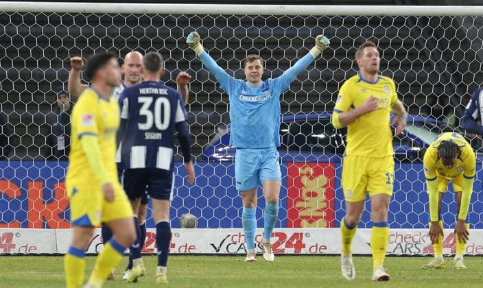 Torwart Tjark Ernst, Toni Leistner, Paul Seguin jubelt nach Spielende Freude Emotion Jubel Fußball Fussball DFL 2.Bundesliga Herren 13. Spieltag Saison 2025 2026 21.11.2025 Hertha BSC Berlin vs. Eintracht Braunschweig BTSV DFL regulations prohibit any use of photographs as image sequences and or quasi-video