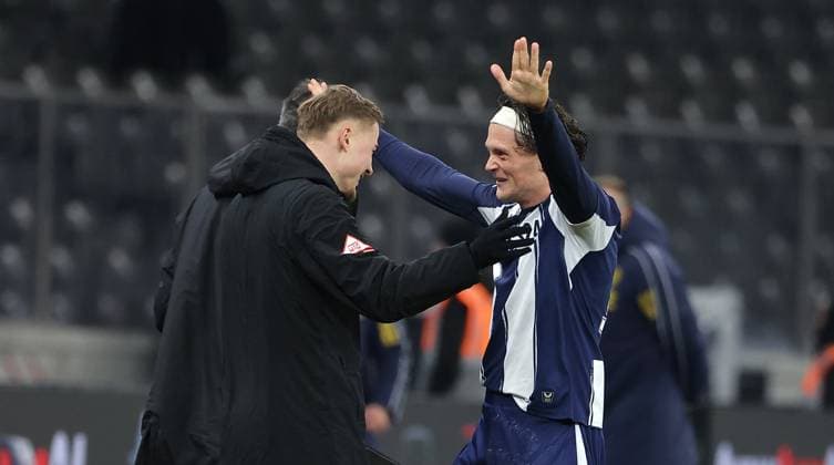 Marten Winkler jubelt nach Spielende mit Fabian Reese Freude Emotion Jubel Fußball Fussball DFL 2.Bundesliga Herren 13. Spieltag Saison 2025 2026 21.11.2025 Hertha BSC Berlin vs. Eintracht Braunschweig BTSV DFL regulations prohibit any use of photographs as image sequences and or quasi-video