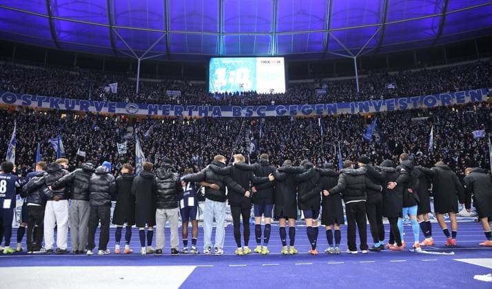 Hertha Mannschaft jubelt nach Spielende in der Ostkurve vor den Fans Freude Emotion Jubel Schlußjubel Fußball Fussball DFL 2.Bundesliga Herren 13. Spieltag Saison 2025 2026 21.11.2025 Hertha BSC Berlin vs. Eintracht Braunschweig BTSV DFL regulations prohibit any use of photographs as image sequences and or quasi-video