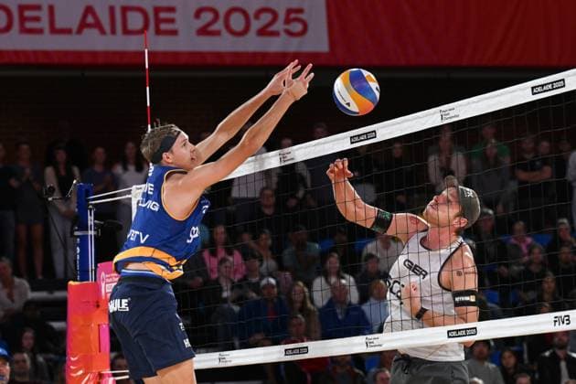 251122 Jonatan Hellvig of Sweden blocks during The Beach volleyball, Beachvolleyball World Championships Semi Final on November 22, 2025 in Adelaide. Photo: Michael Errey BILDBYRAN kod XY XY0085 beachvolleyboll beach volleyball sandvolleyball world championships semi finals bbeng semifinal Copyright: MichaelxErrey BB251122BB308