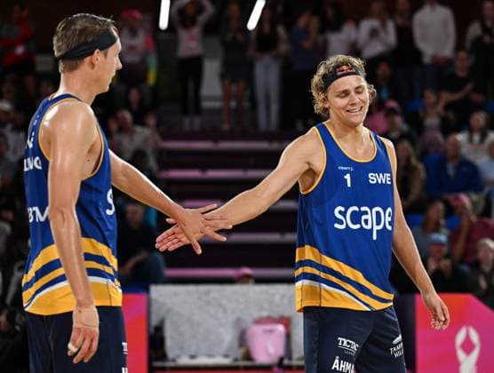 251122 Jonatan Hellvig and David Ahman of Sweden between points during The Beach volleyball, Beachvolleyball World Championships Semi Final on November 22, 2025 in Adelaide. Photo: Michael Errey BILDBYRAN kod XY XY0085 beachvolleyboll beach volleyball sandvolleyball world championships semi finals bbeng semifinal Copyright: MichaelxErrey BB251122BB336