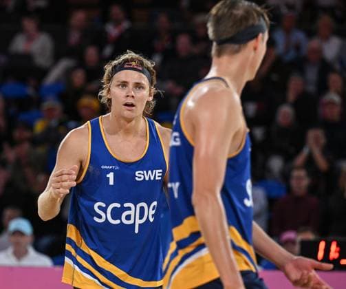 251122 David Ahman of Sweden encourages Jonatan Hellvig of Sweden during The Beach volleyball, Beachvolleyball World Championships Semi Final on November 22, 2025 in Adelaide. Photo: Michael Errey BILDBYRAN kod XY XY0085 beachvolleyboll beach volleyball sandvolleyball world championships semi finals bbeng semifinal Copyright: MichaelxErrey BB251122BB347